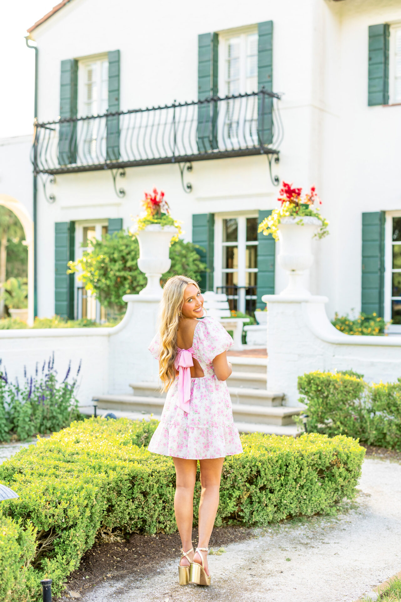 A girl in Jekyll Island for an Iconic Senior Session