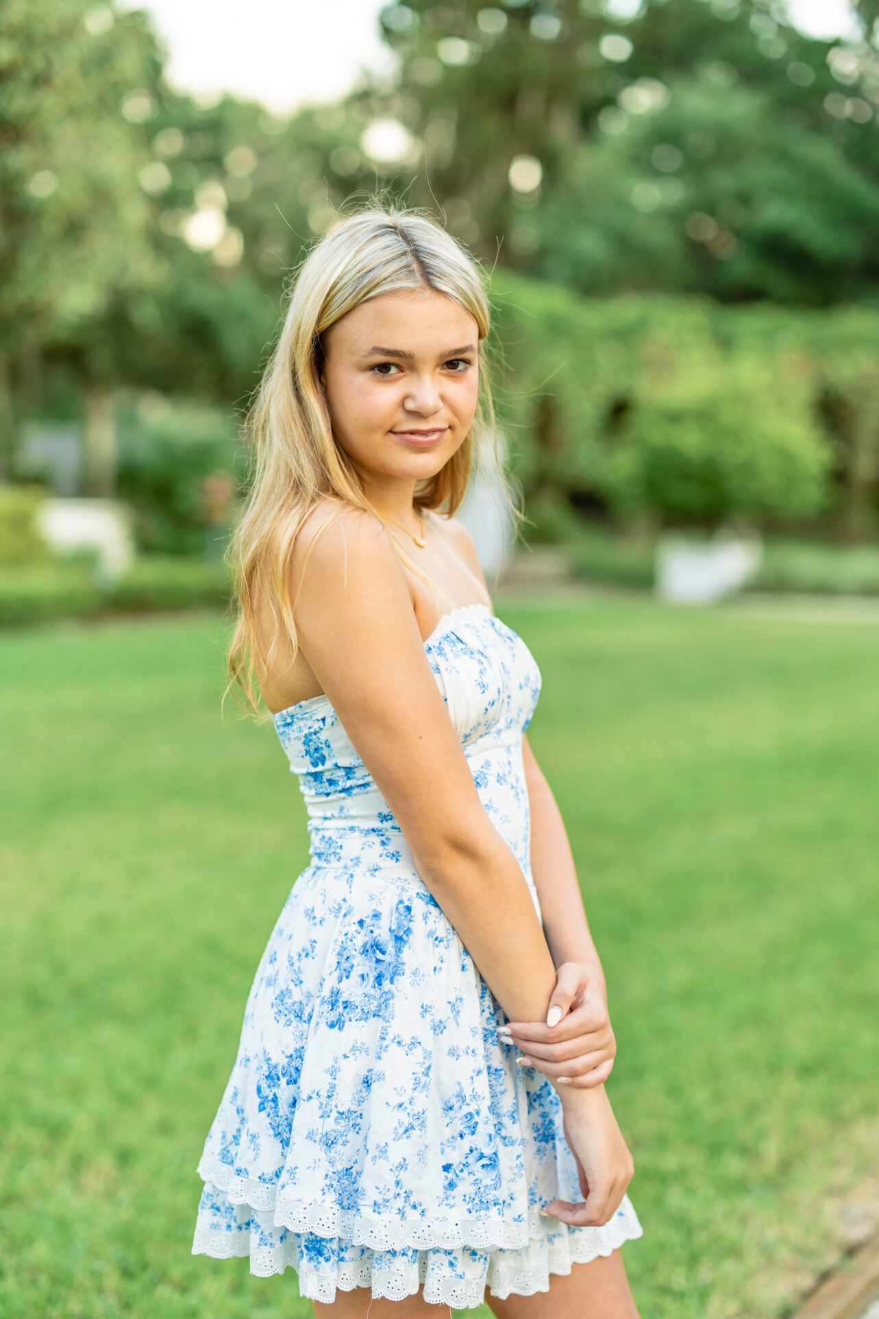 A girl in Jekyll Island for Senior Pictures